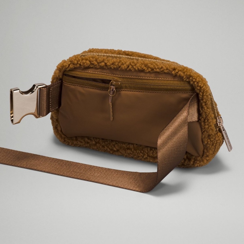 Lululemon Everywhere Belt Bag 
Burnt Caramel *Fleece* Sherpa JUST FEW LEFT 🎉 - Picture 5 of 7